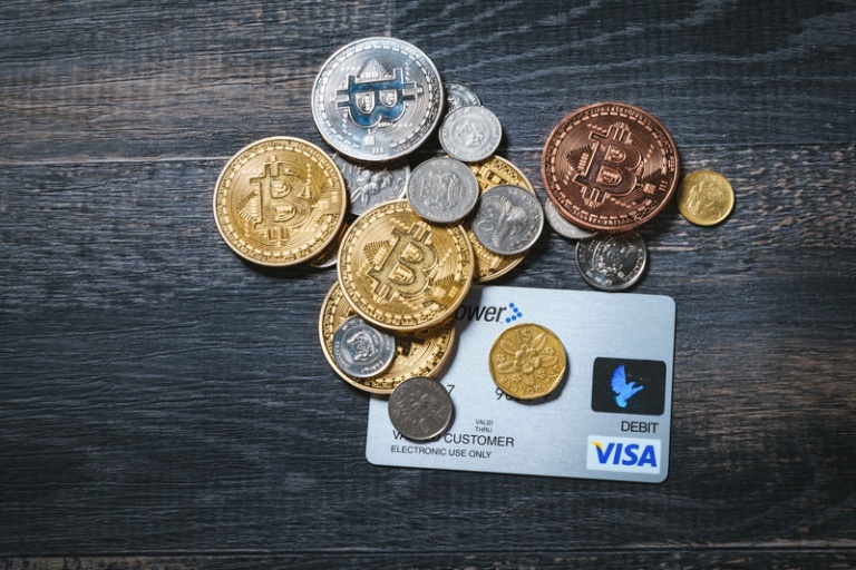 仮想通貨とクレジットカードのイメージ画像