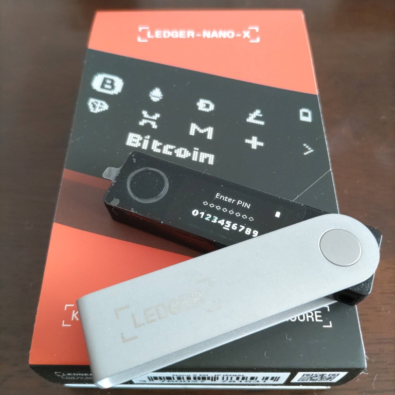 Ledger Nano XとLedger Nano Xの外箱