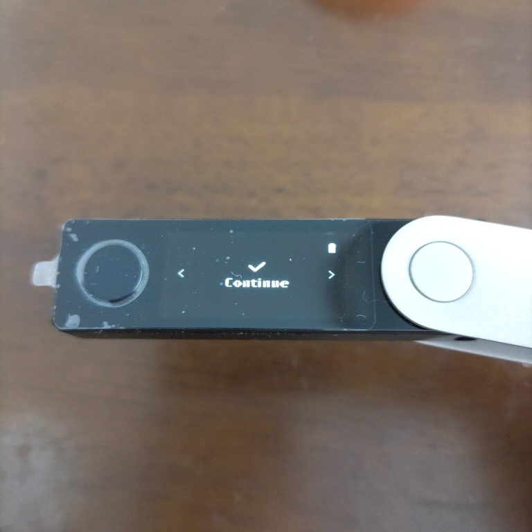 Ledger Nano X本体画面。Continueと表示されている。