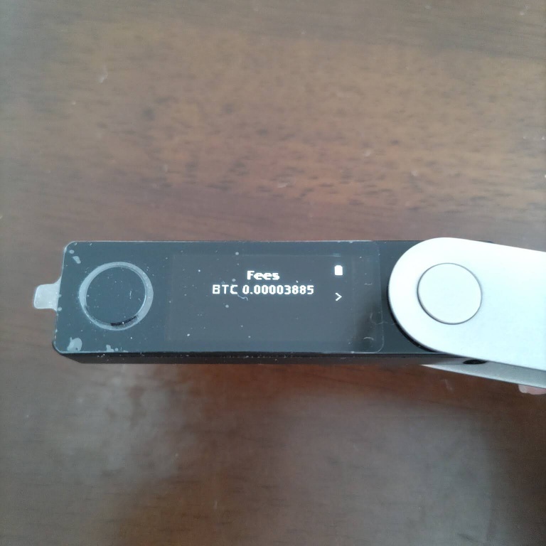 Ledger Nano Xからクイーンカジノへビットコインを送付する手数料が表示されている。Fees BTC 0.00003885(約４００円)