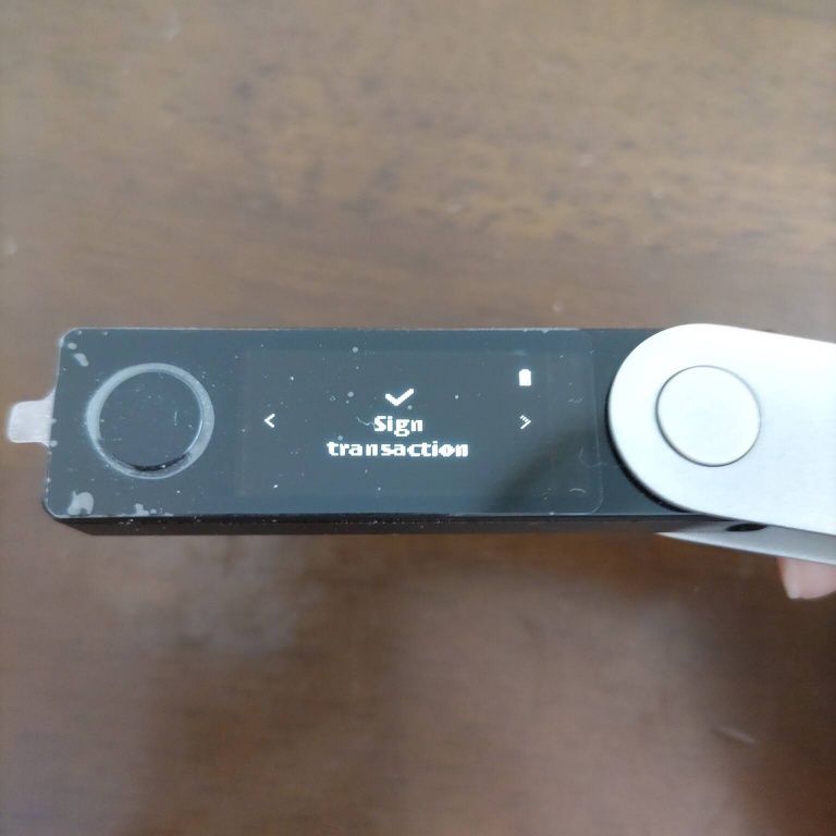 Ledger Nano X本体に「Sign transaction」と表示されている