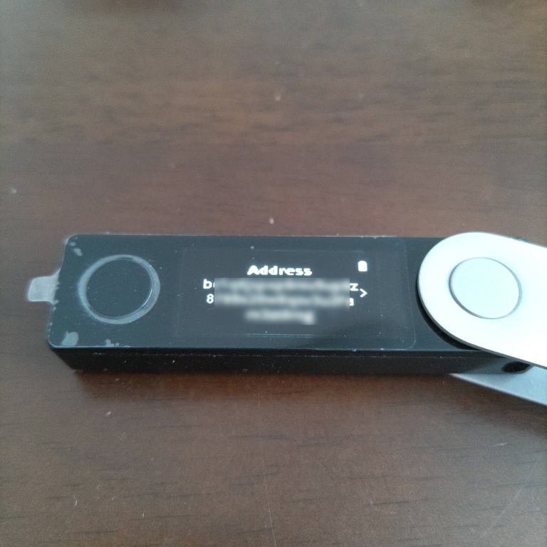 Ledger Nano X本体に表示されたBTCアドレス（ぼかし処理済み）